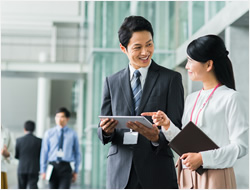 医療機器の会社で働く男性と女性のイメージ