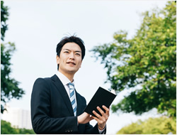 営業活動で外出中の医療機器営業の男性のイメージ